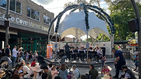 Christmas performance in the plaza. 